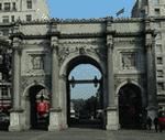 Мраморная арка в Лондоне. Внутри нее - самый маленький в стране полицеский участок 
